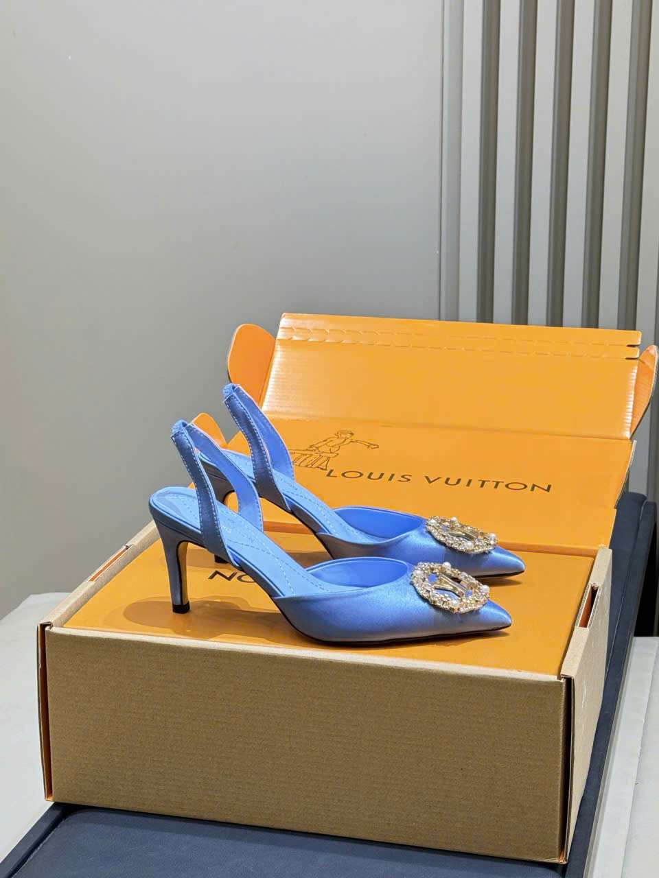Sandal LV Đính Đá Satin Màu Xanh Cao Cấp Sandal LV Đính Đá Satin Màu Xanh Cao Cấp