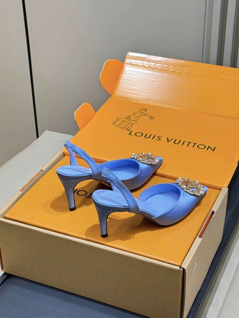 Sandal LV Đính Đá Satin Màu Xanh Cao Cấp Sandal LV Đính Đá Satin Màu Xanh Cao Cấp