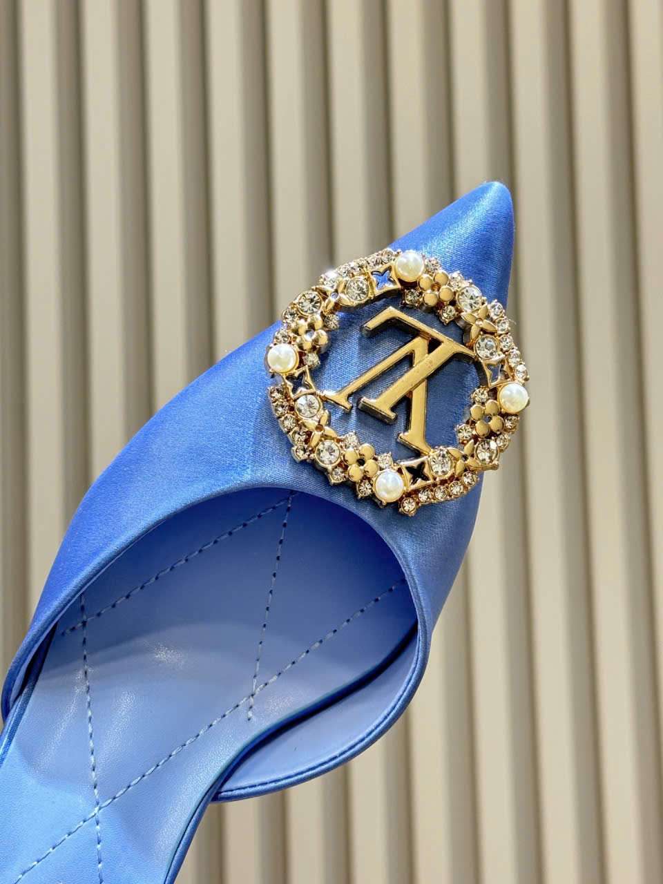 Sandal LV Đính Đá Satin Màu Xanh Cao Cấp Sandal LV Đính Đá Satin Màu Xanh Cao Cấp