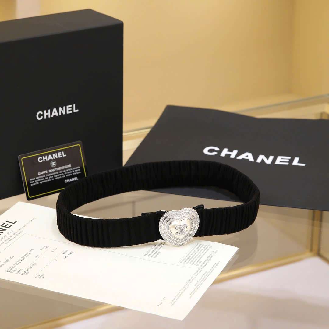 Thắt Lưng Chanel Màu đen Da Bê Khóa Tim Đính Đá Thắt Lưng Chanel Màu đen Da Bê Khóa Tim Đính Đá