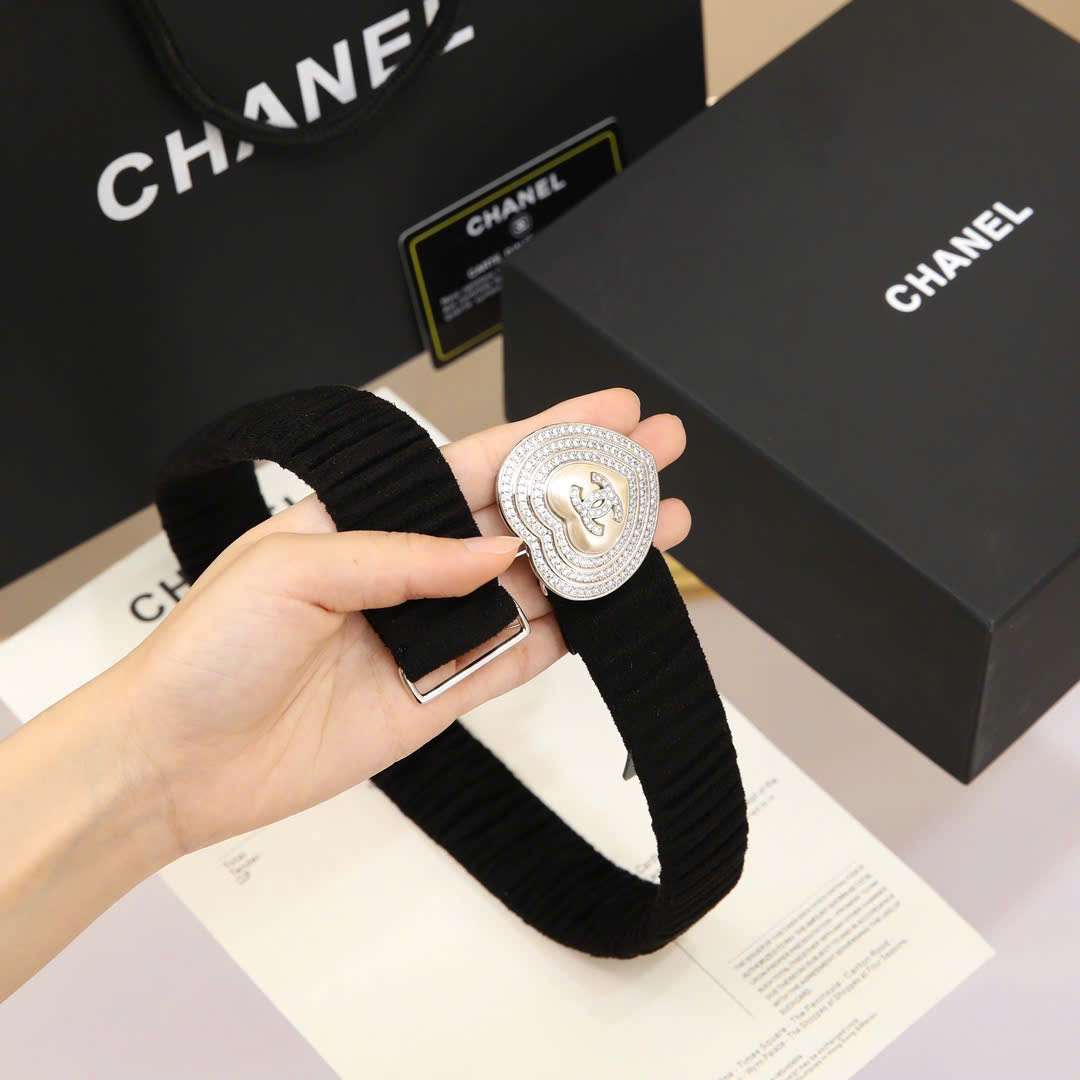 Thắt Lưng Chanel Màu đen Da Bê Khóa Tim Đính Đá Thắt Lưng Chanel Màu đen Da Bê Khóa Tim Đính Đá