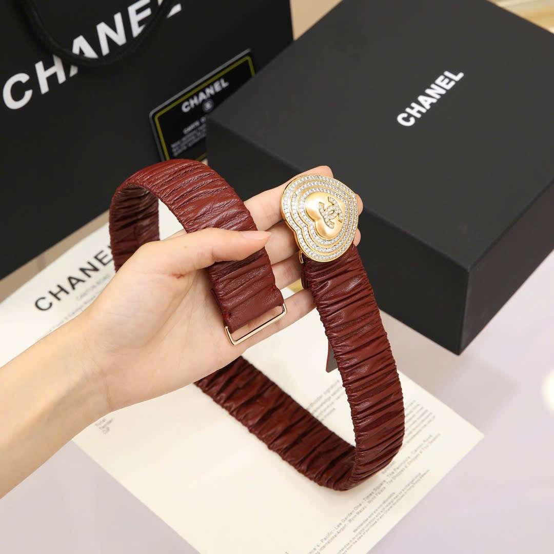 Thắt Lưng Chanel Màu Đỏ Đô Khóa Tim Đính Đá Luxury Thắt Lưng Chanel Màu Đỏ Đô Khóa Tim Đính Đá Luxury