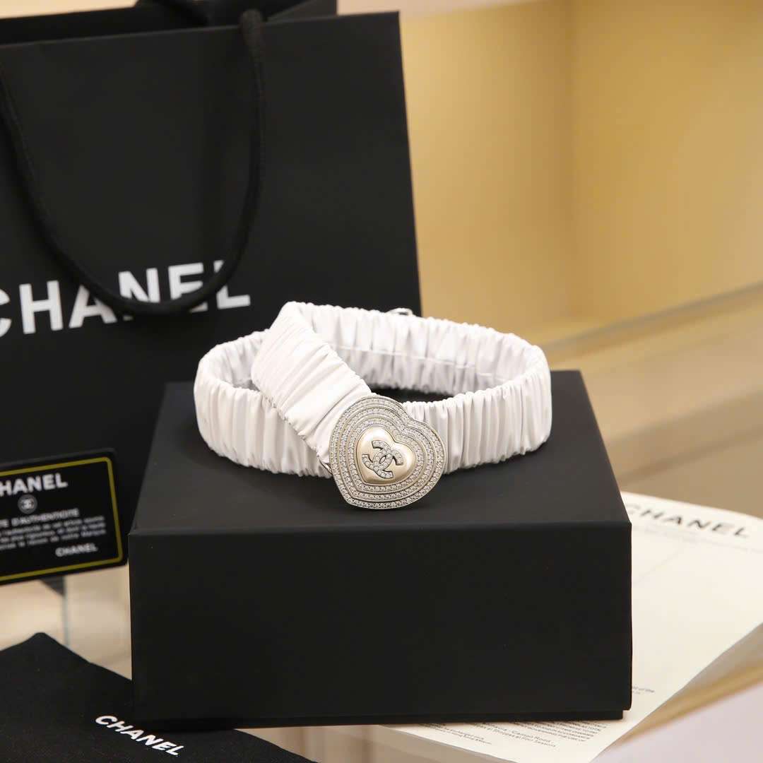 Thắt Lưng Chanel Màu Trắng Da Bê Khóa Tim Đính Đá Thắt Lưng Chanel Màu Trắng Da Bê Khóa Tim Đính Đá