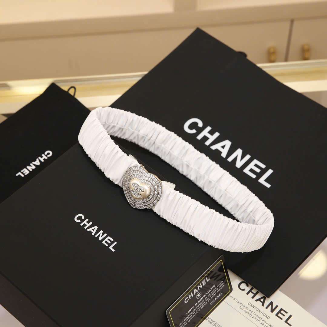 Thắt Lưng Chanel Màu Trắng Da Bê Khóa Tim Đính Đá Thắt Lưng Chanel Màu Trắng Da Bê Khóa Tim Đính Đá