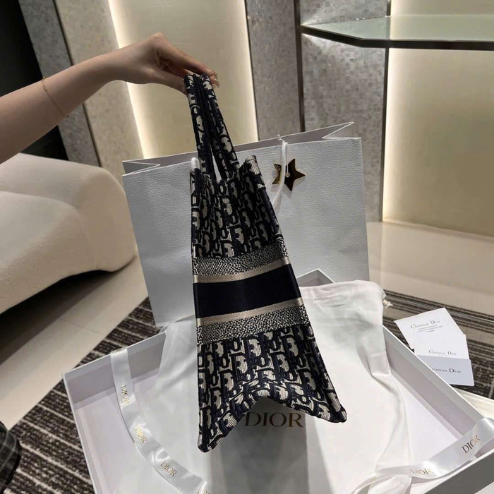 Chọn Túi Xách Dior Book Tote Vip Tại Shop Hà Nội Để Đi Du Lịch