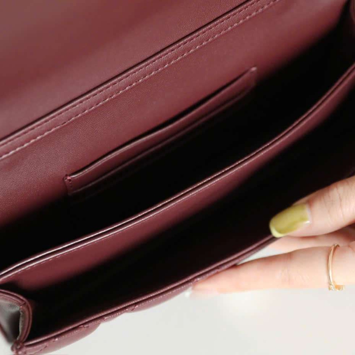 Túi Xách My Dior Woc Màu Đỏ Đậm Vip Phối Với Váy Nhẹ Nhàng