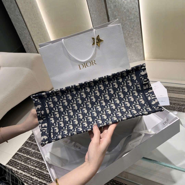 Chọn Túi Xách Dior Book Tote Vip Tại Shop Hà Nội Để Đi Du Lịch