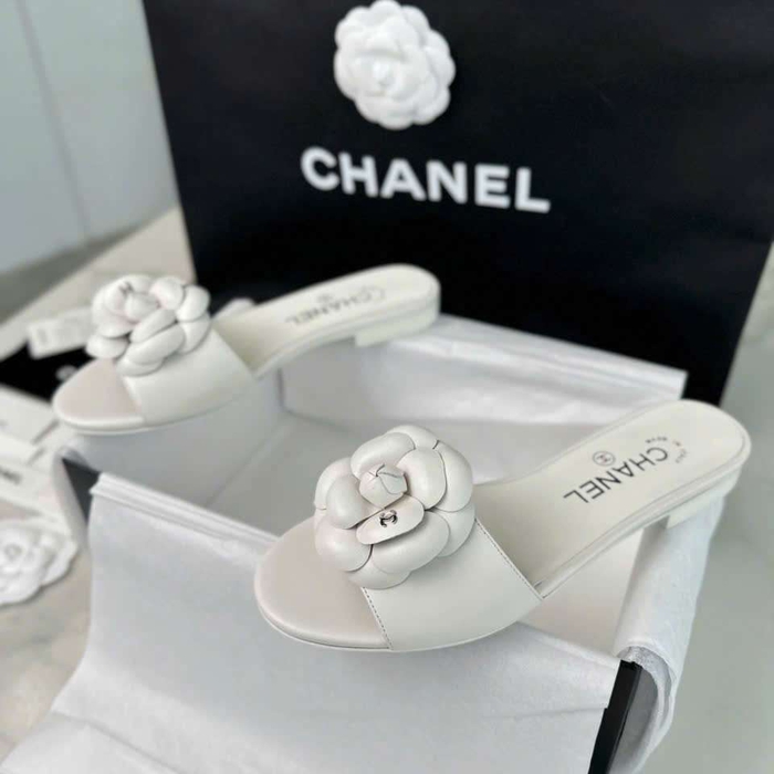 Dép Chanel Đế Bệt Đính Hoa Trà Màu Đen Trắng Dễ Phối Đồ Hàng Ngày