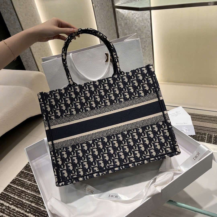 Chọn Túi Xách Dior Book Tote Vip Tại Shop Hà Nội Để Đi Du Lịch