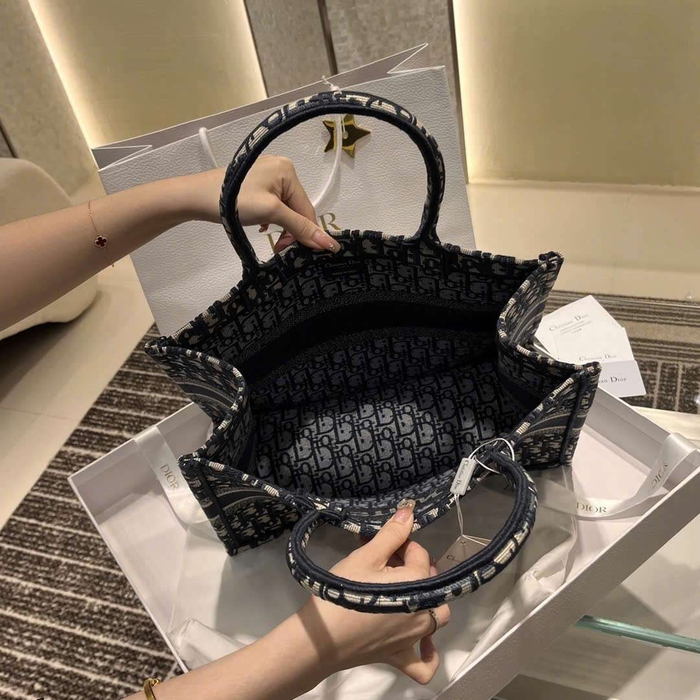Chọn Túi Xách Dior Book Tote Vip Tại Shop Hà Nội Để Đi Du Lịch