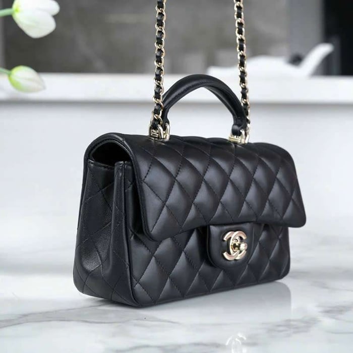 Chọn Túi Chanel Classic Flap Mini Da Cừu Màu Đen Đi Tiệc