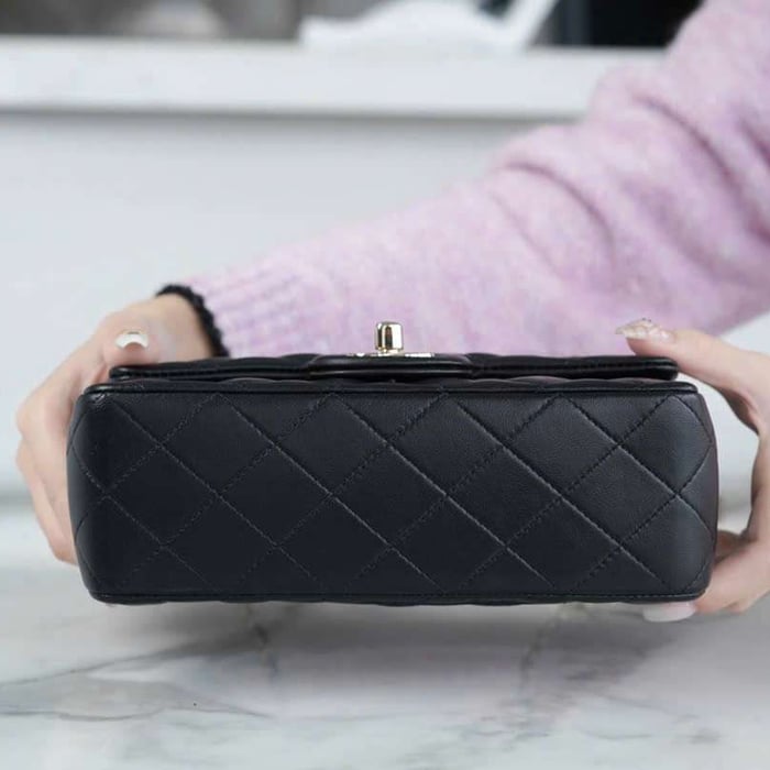 Chọn Túi Chanel Classic Flap Mini Da Cừu Màu Đen Đi Tiệc