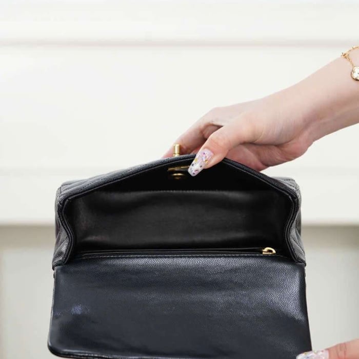 Túi Xách Chanel 25B Classic Flap Mini Màu Đen Không Bị Lỗi Thời Khi Sử Dụng