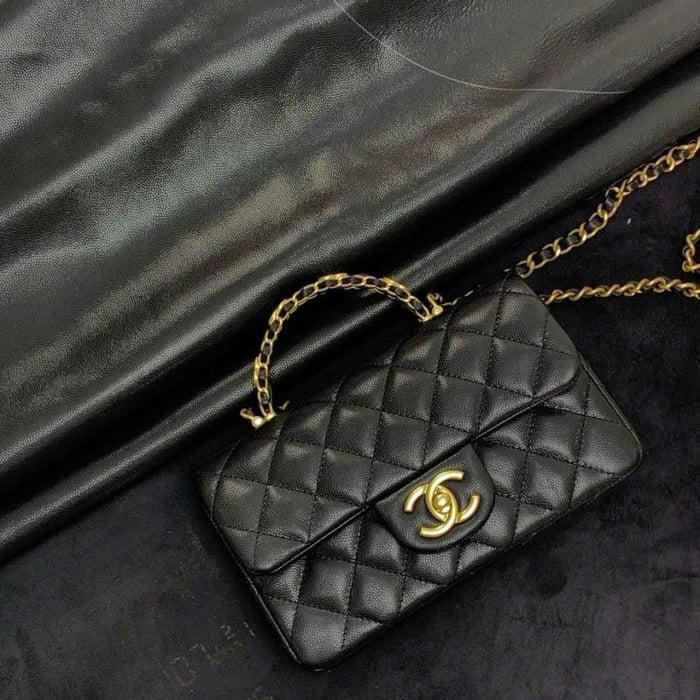 Túi Xách Chanel 25B Classic Flap Mini Màu Đen Không Bị Lỗi Thời Khi Sử Dụng