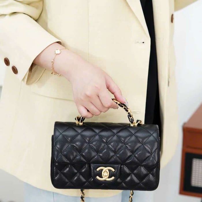 Túi Xách Chanel 25B Classic Flap Mini Màu Đen Không Bị Lỗi Thời Khi Sử Dụng