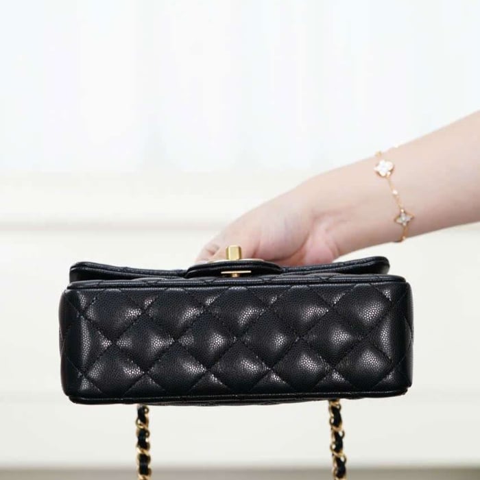Túi Xách Chanel 25B Classic Flap Mini Màu Đen Không Bị Lỗi Thời Khi Sử Dụng