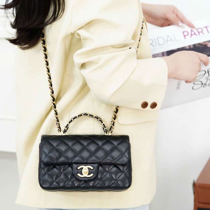 Túi Xách Chanel 25B Classic Flap Mini Màu Đen Không Bị Lỗi Thời Khi Sử Dụng