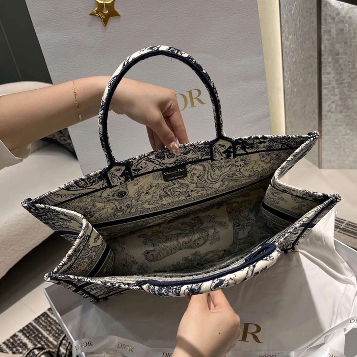 Mua Túi Xách Dior Book Tote Tại Tphcm Kết Hợp Trang Phục Công Sở
