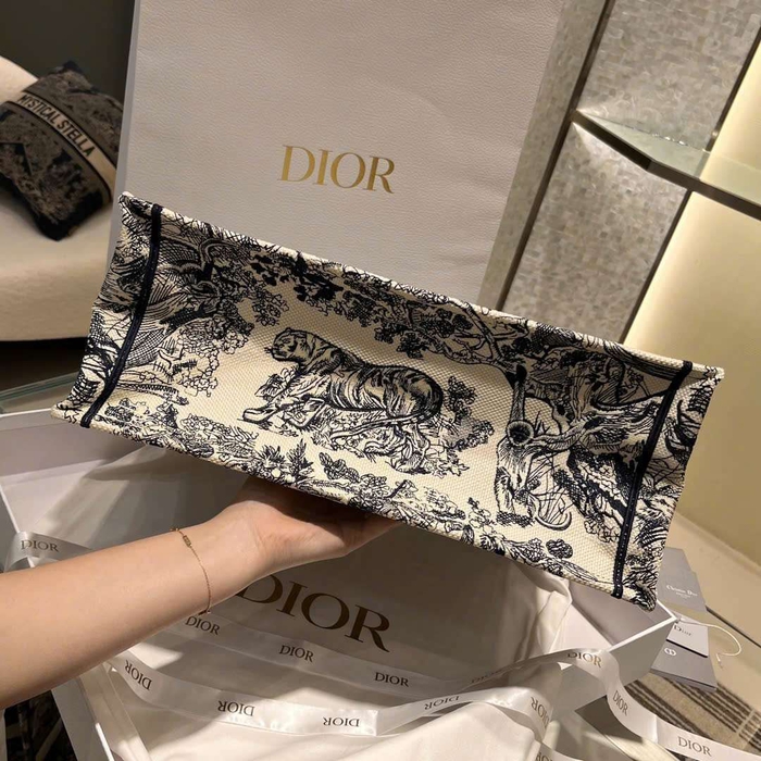 Mua Túi Xách Dior Book Tote Tại Tphcm Kết Hợp Trang Phục Công Sở