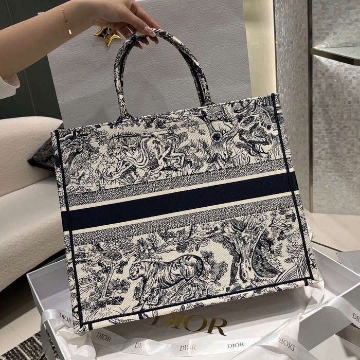 Mua Túi Xách Dior Book Tote Tại Tphcm Kết Hợp Trang Phục Công Sở