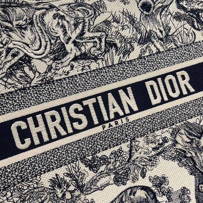 Mua Túi Xách Dior Book Tote Tại Tphcm Kết Hợp Trang Phục Công Sở