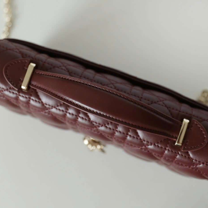 Túi Xách My Dior Woc Màu Đỏ Đậm Vip Phối Với Váy Nhẹ Nhàng