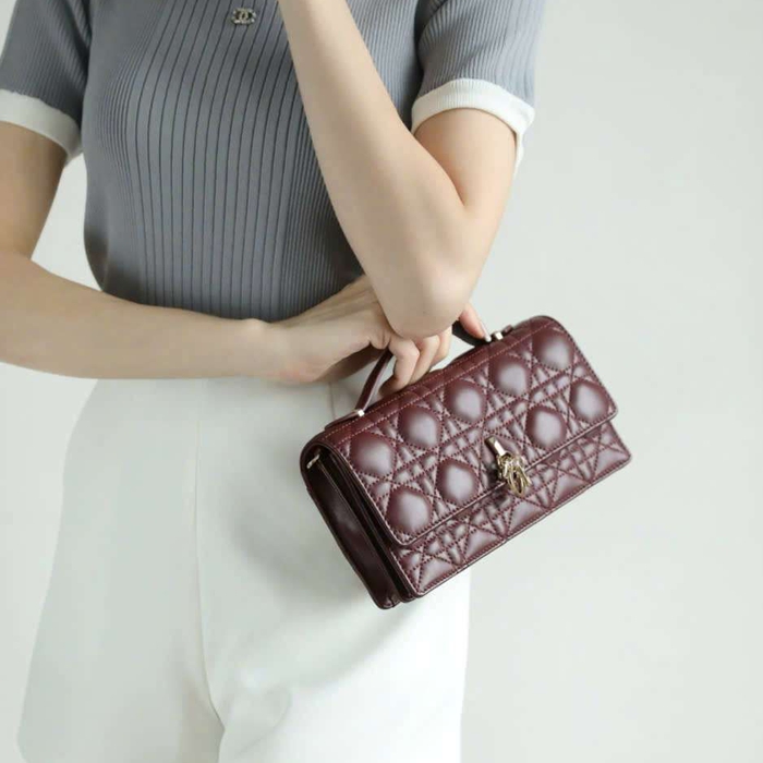 Túi Xách My Dior Woc Màu Đỏ Đậm Vip Phối Với Váy Nhẹ Nhàng