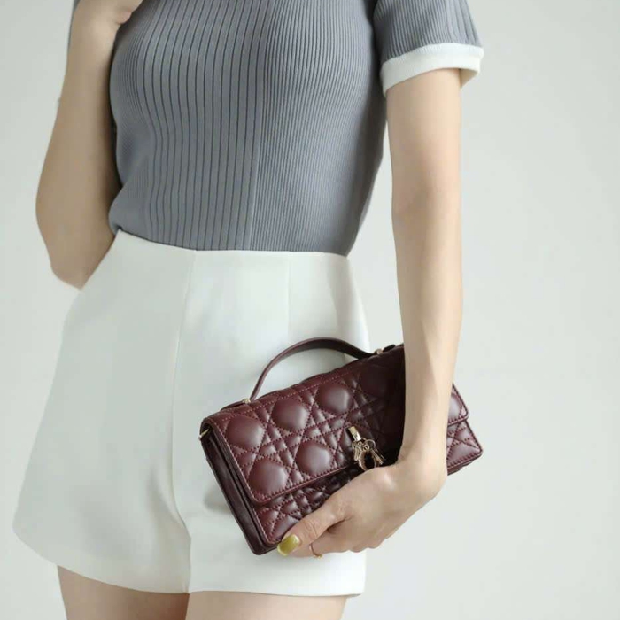 Túi Xách My Dior Woc Màu Đỏ Đậm Vip Phối Với Váy Nhẹ Nhàng
