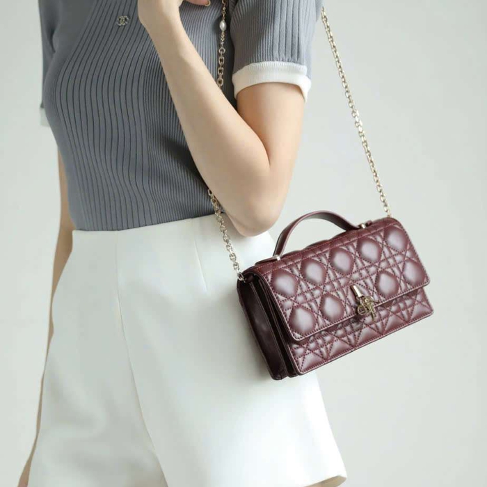 Túi Xách My Dior Woc Màu Đỏ Đậm Vip Phối Với Váy Nhẹ Nhàng