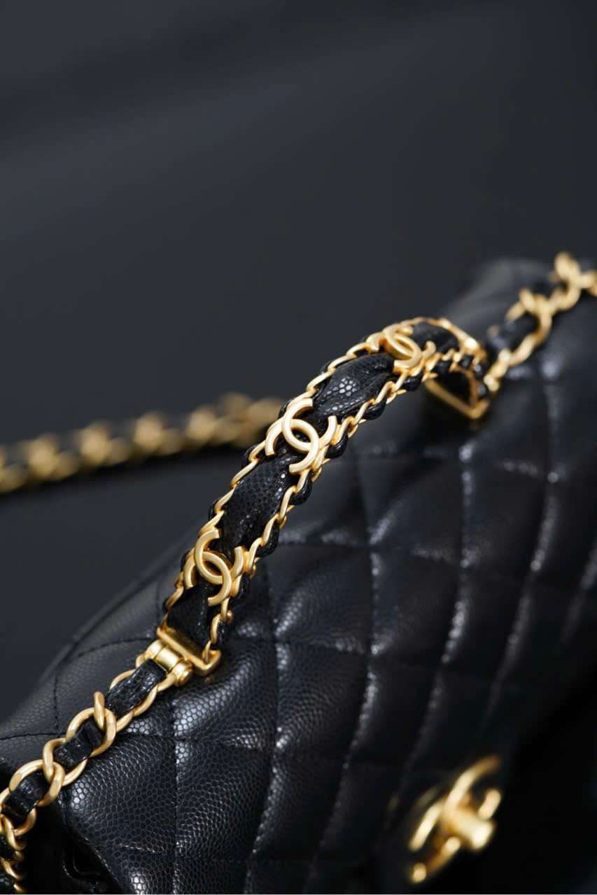 Túi Xách Chanel Classic Flap Mini Đen Nhìn Từ Bên trên Túi Xách Chanel Classic Flap Mini Đen Nhìn Từ Bên trên