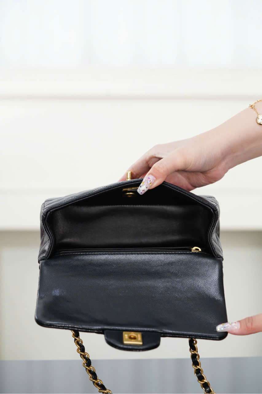 Túi Xách Chanel Classic Flap Mini Đen Bên Trong Ngăn Chứa Gọn Túi Xách Chanel Classic Flap Mini Đen Bên Trong Ngăn Chứa Gọn