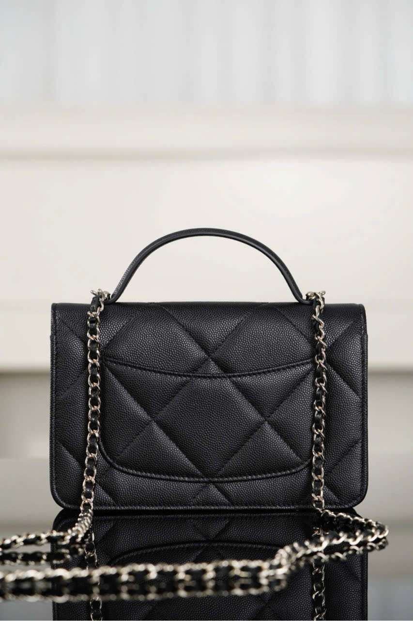 Túi Chanel Woc 25k Da Bê Size 19cm nhìn form phía sau Túi Chanel Woc 25k Da Bê Size 19cm nhìn form phía sau