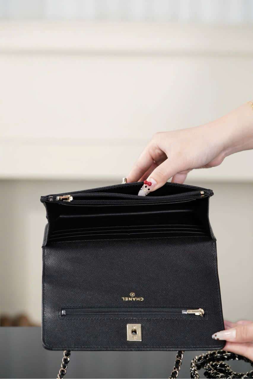 Bên trong túi Chanel Woc 25k Da Bê Size 19cm và cách sắp xếp Bên trong túi Chanel Woc 25k Da Bê Size 19cm và cách sắp xếp