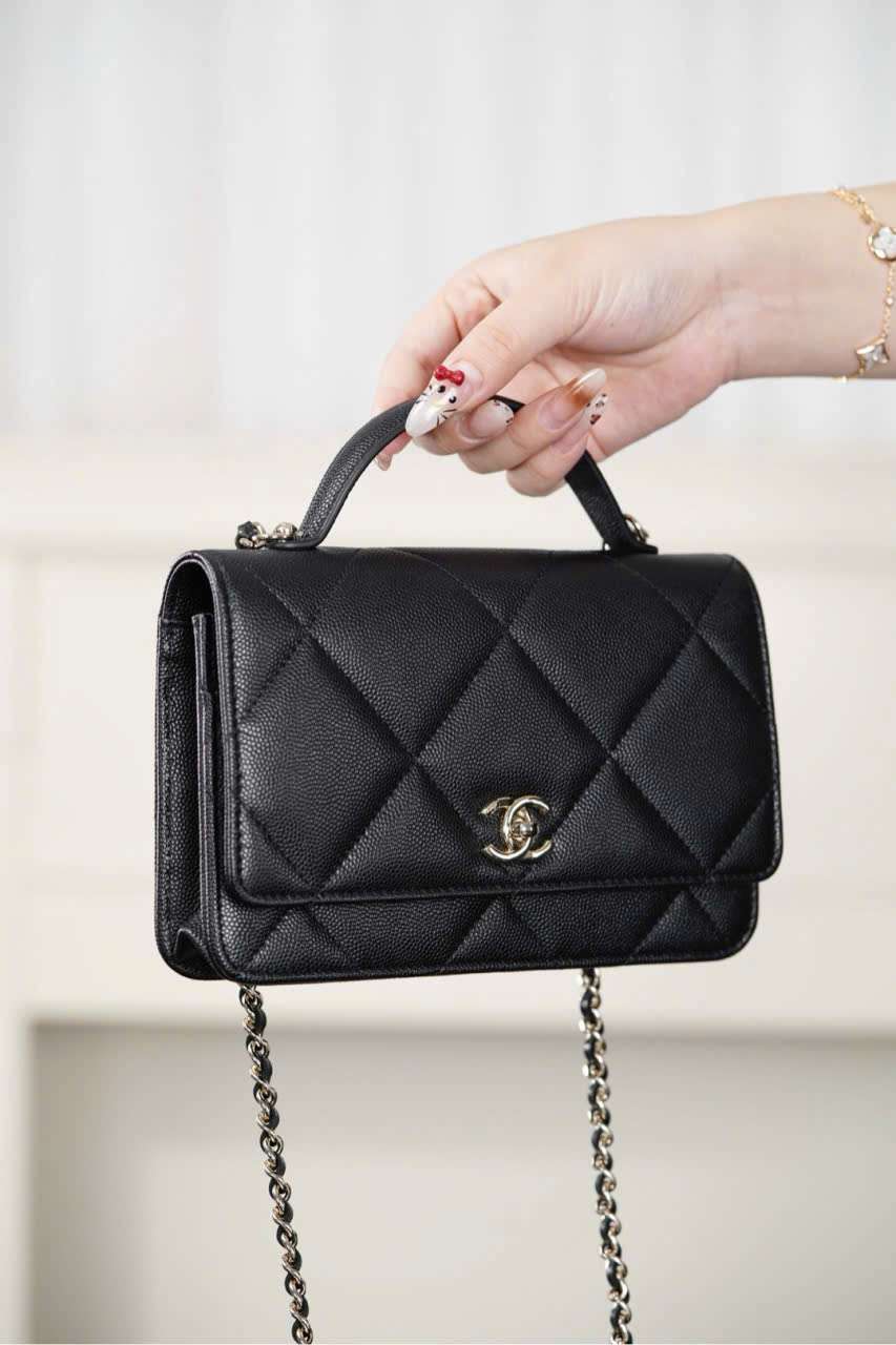 Túi Chanel Woc 25k Da Bê Size 19cm phối đồ phía trước Túi Chanel Woc 25k Da Bê Size 19cm phối đồ phía trước