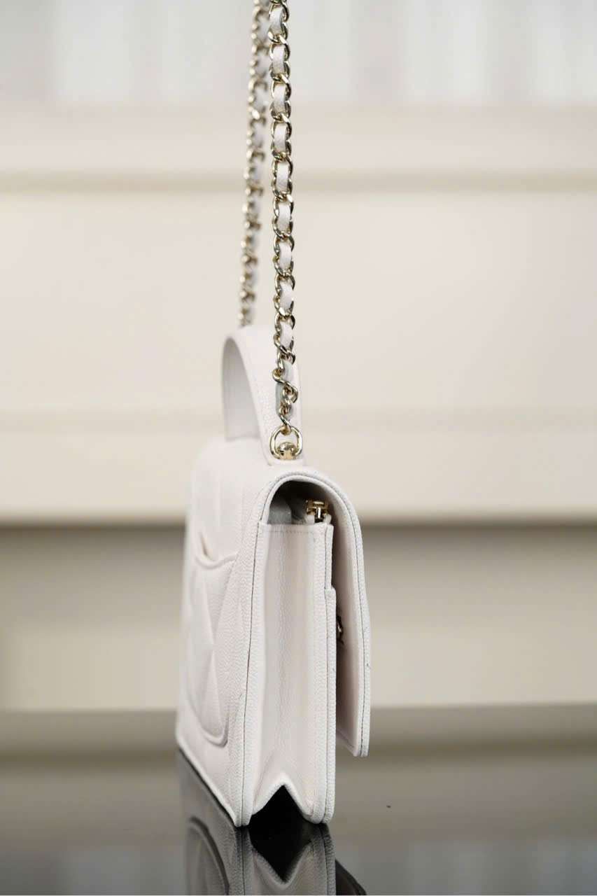 Túi Chanel Woc 25k Màu Trắng đeo chéo nhìn bên hông Túi Chanel Woc 25k Màu Trắng đeo chéo nhìn bên hông