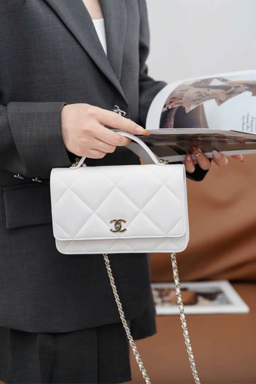 Túi Chanel Woc 25k Màu Trắng đeo thực tế khi đi ra ngoài Túi Chanel Woc 25k Màu Trắng đeo thực tế khi đi ra ngoài