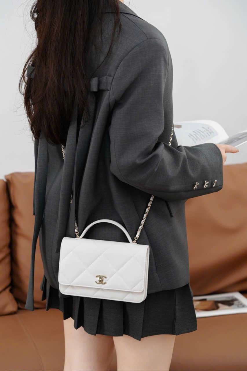 Túi Chanel Woc 25k Màu Trắng đeo thực tế khi đi ra ngoài Túi Chanel Woc 25k Màu Trắng đeo thực tế khi đi ra ngoài