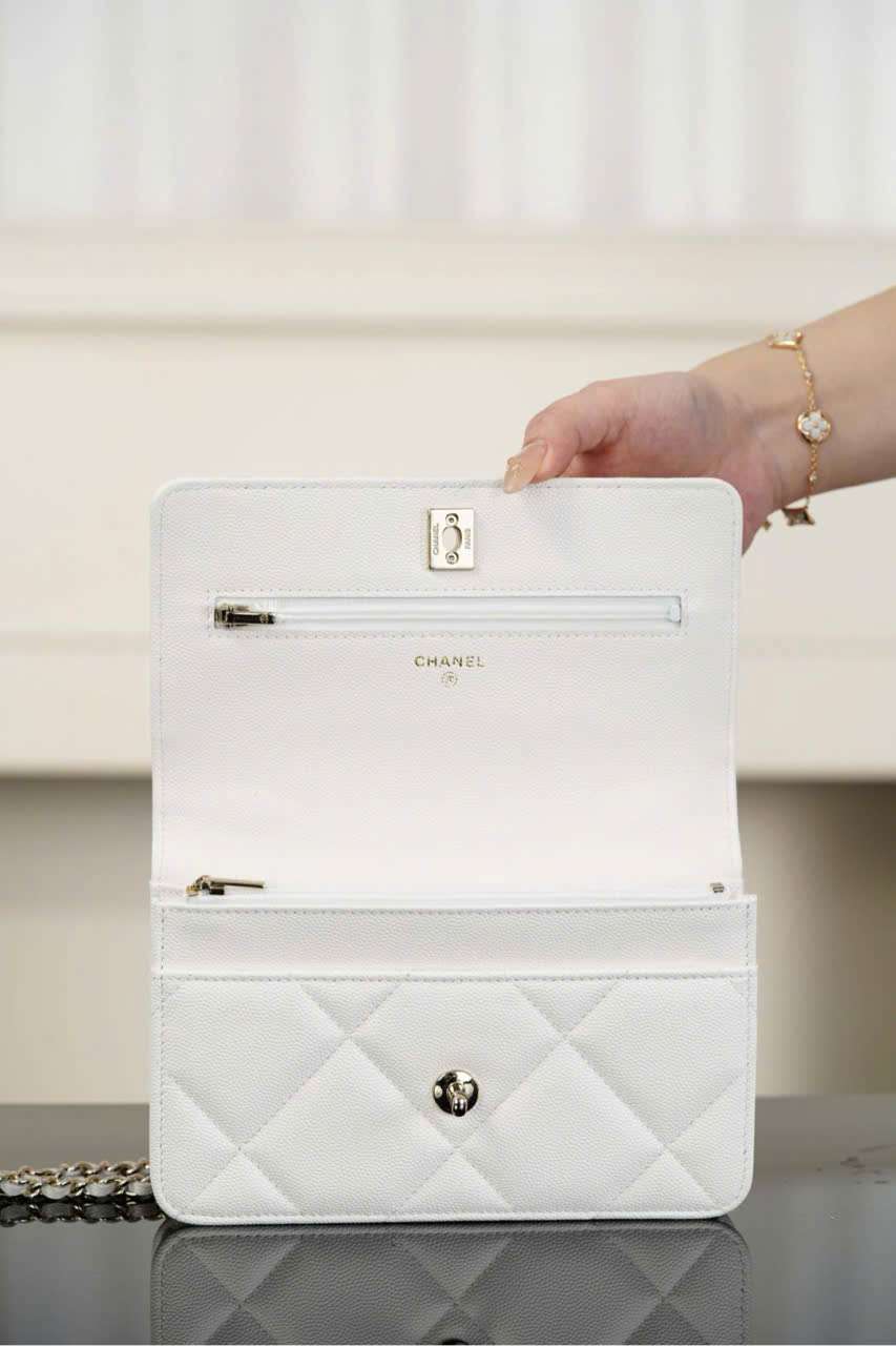 Túi Chanel Woc 25k Màu Trắng đeo thực tế khi đi ra ngoài Túi Chanel Woc 25k Màu Trắng đeo thực tế khi đi ra ngoài