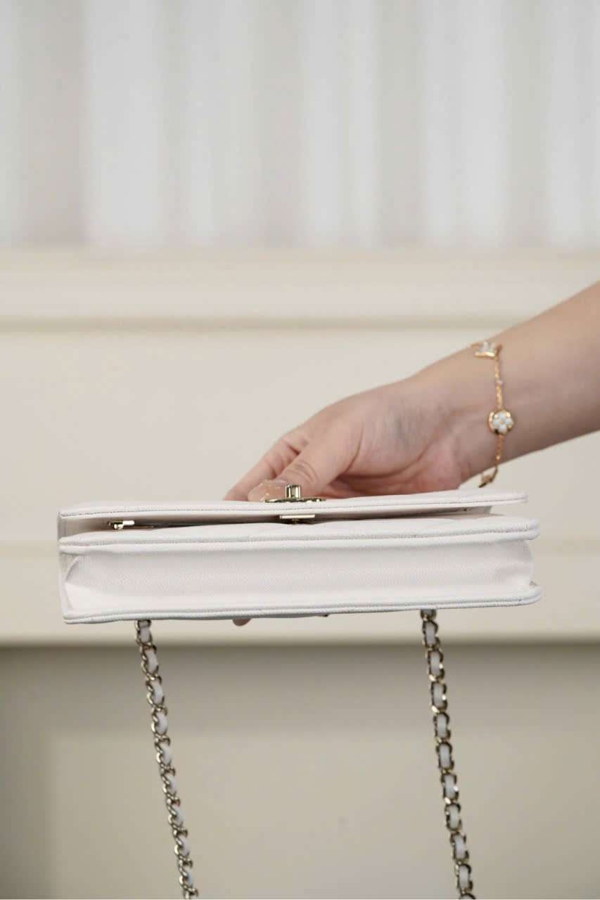 Túi Chanel Woc 25k Màu Trắng đeo thực tế khi đi ra ngoài Túi Chanel Woc 25k Màu Trắng đeo thực tế khi đi ra ngoài