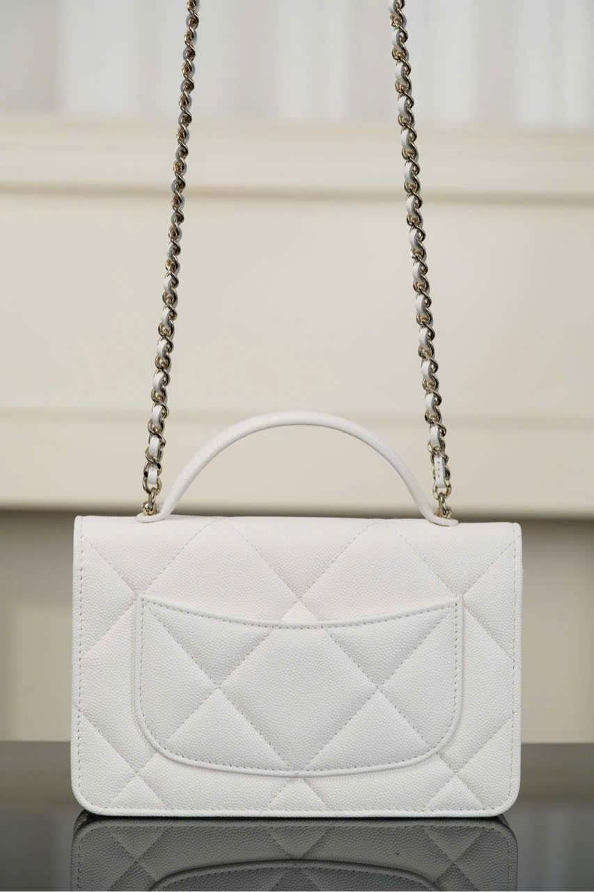 Túi Chanel Woc 25k Màu Trắng nhìn form túi phía sau Túi Chanel Woc 25k Màu Trắng nhìn form túi phía sau