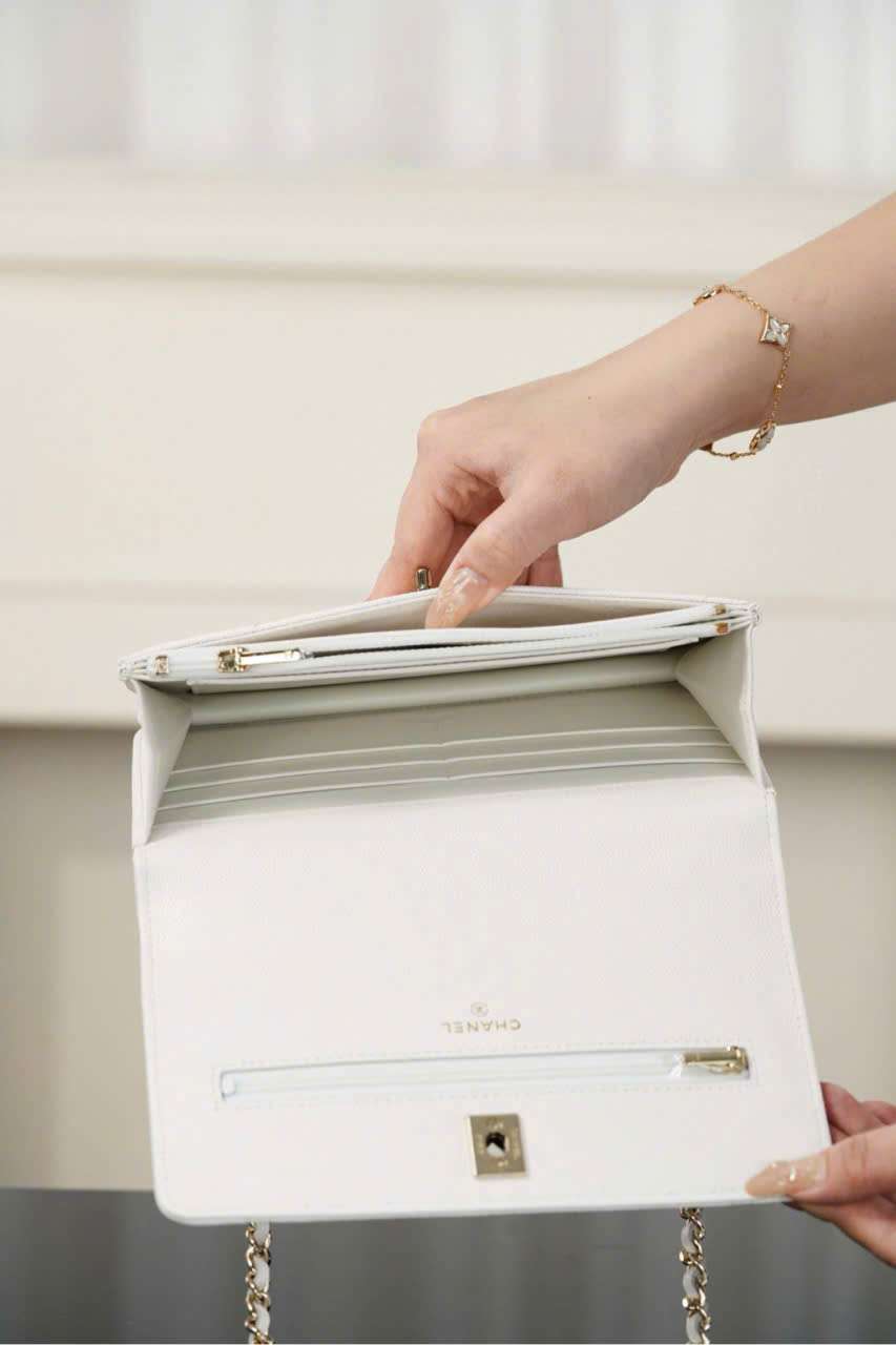 Bên trong túi Chanel Woc 25k Màu Trắng và cách sắp xếp đồ Bên trong túi Chanel Woc 25k Màu Trắng và cách sắp xếp đồ