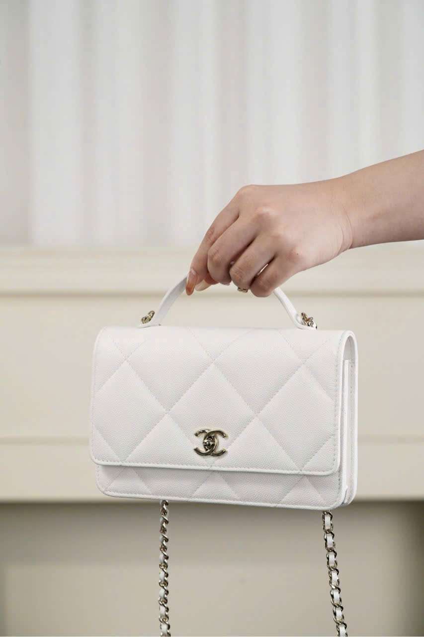 Túi Chanel Woc 25k Màu Trắng phối đồ góc phía trước Túi Chanel Woc 25k Màu Trắng phối đồ góc phía trước