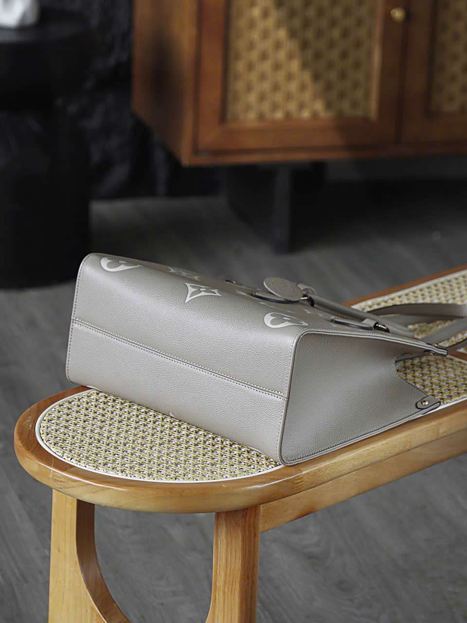 Túi Lv Onthego Màu Xám Phía Dưới Da Bò Cao Cấp Túi Lv Onthego Màu Xám Phía Dưới Da Bò Cao Cấp