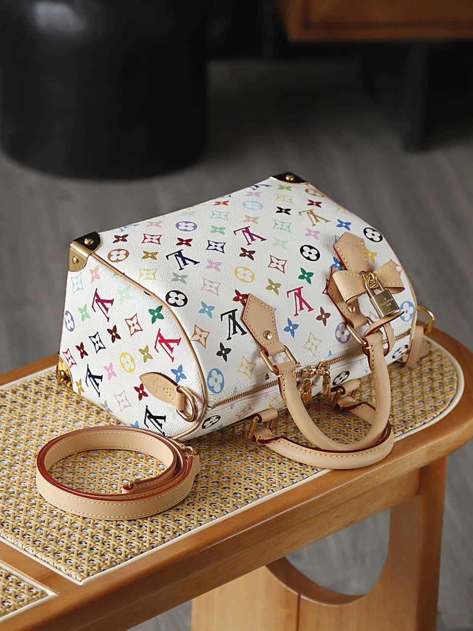 Túi Speedy 25 Monogram Nền Trắng Đi Du Lịch Size 25 Túi Speedy 25 Monogram Nền Trắng Đi Du Lịch Size 25