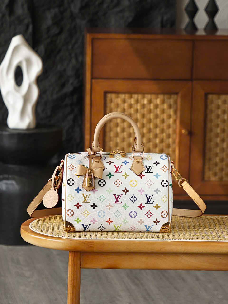 Túi Speedy 25 Monogram Nền Trắng Phía Trước Khi Đi Du Lịch Túi Speedy 25 Monogram Nền Trắng Phía Trước Khi Đi Du Lịch