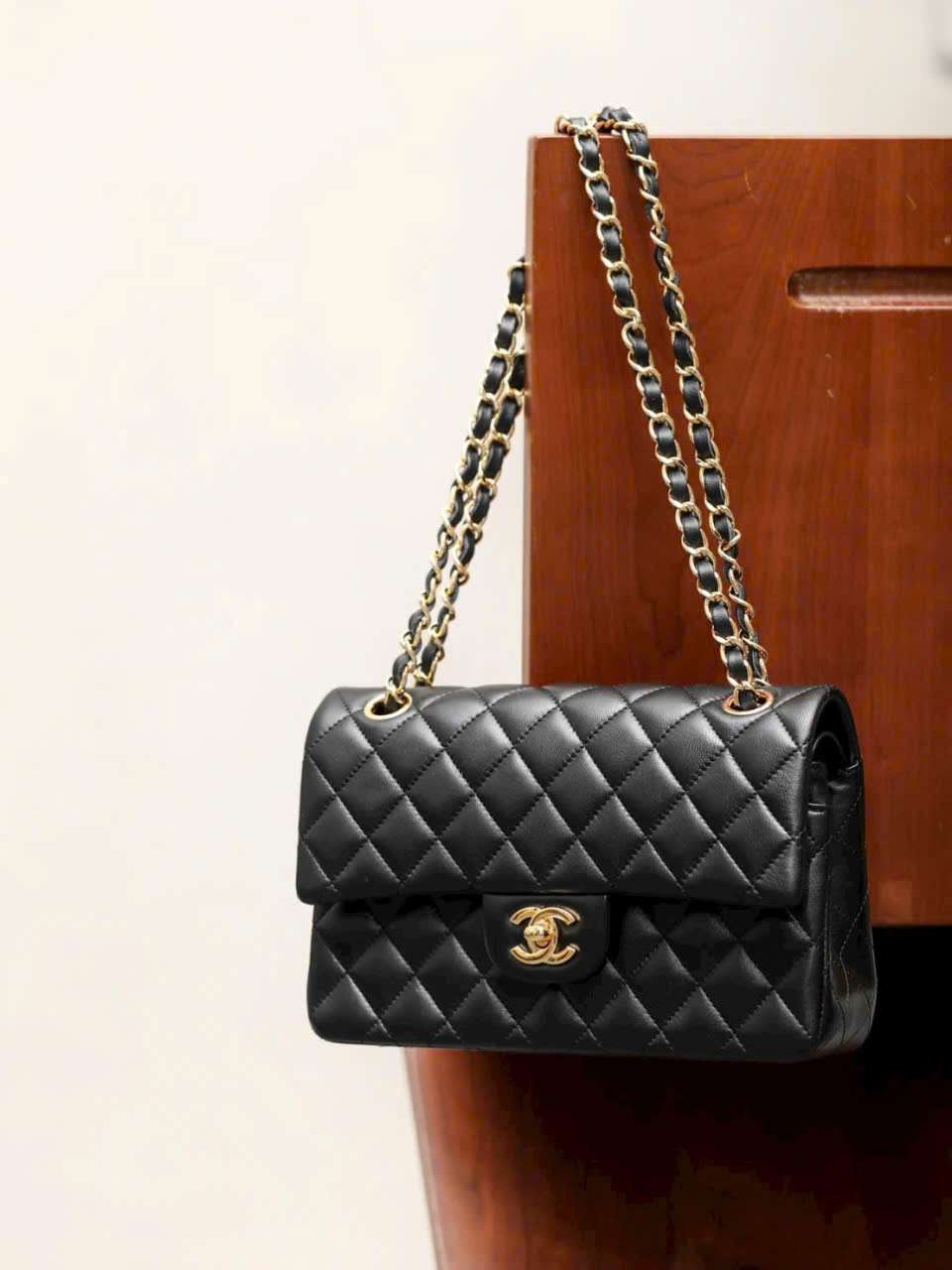 túi xách chanel Classic chần bông da cừu màu đen size 25 túi xách chanel Classic chần bông da cừu màu đen size 25
