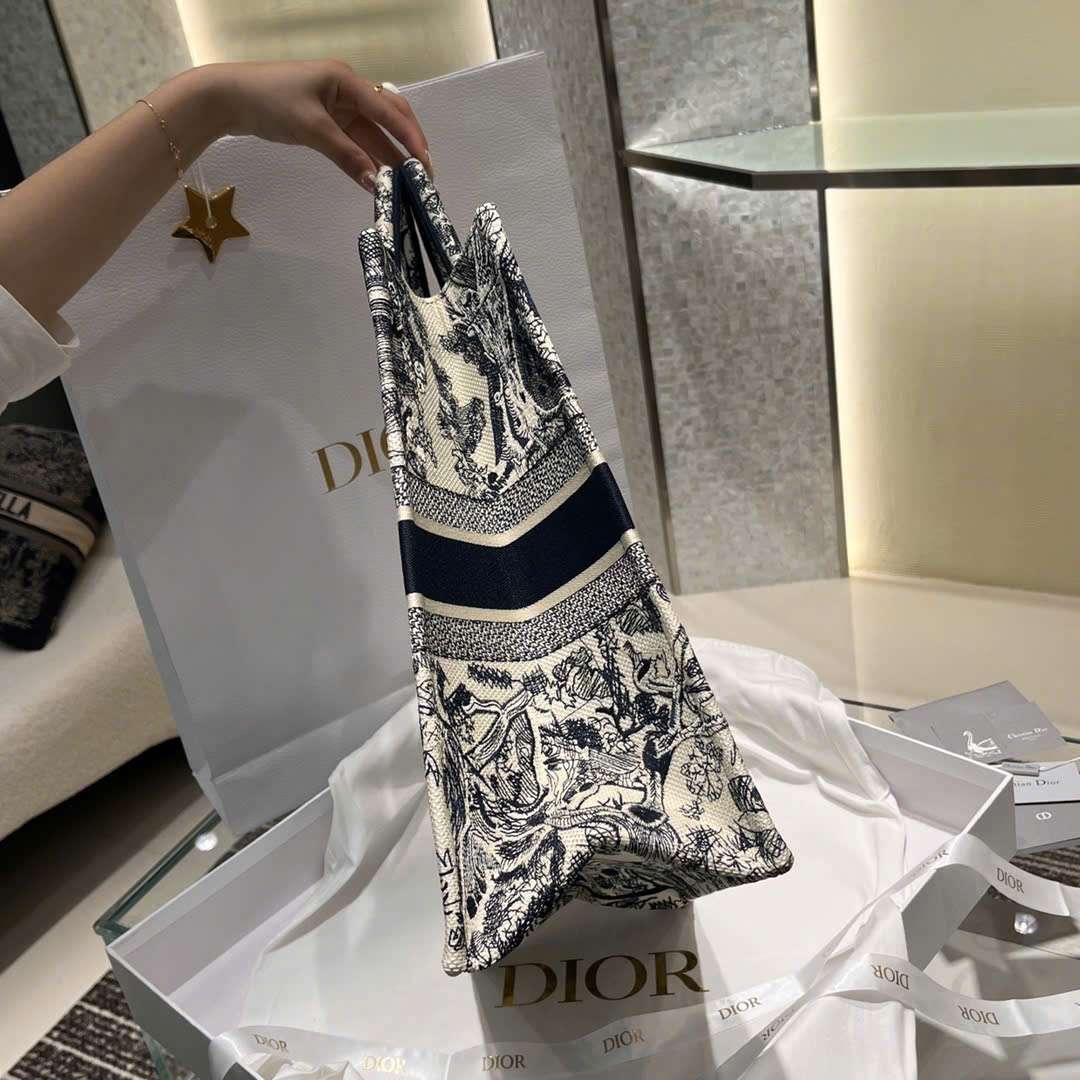 túi xách dior book tote tphcm bên hông thân túi dày dặn túi xách dior book tote tphcm bên hông thân túi dày dặn