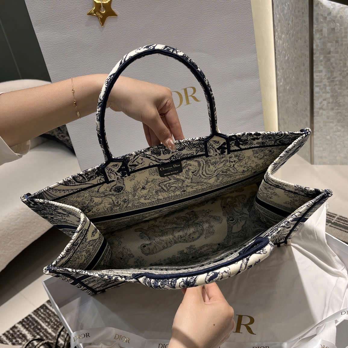 túi xách dior book tote tphcm bên trong đựng laptop túi xách dior book tote tphcm bên trong đựng laptop