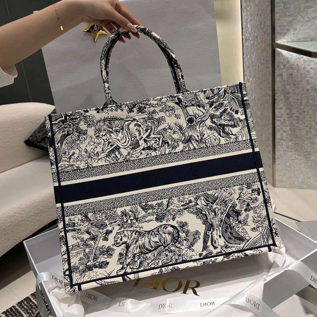 túi xách dior book tote tphcm phía sau họa tiết thêu rõ nét túi xách dior book tote tphcm phía sau họa tiết thêu rõ nét