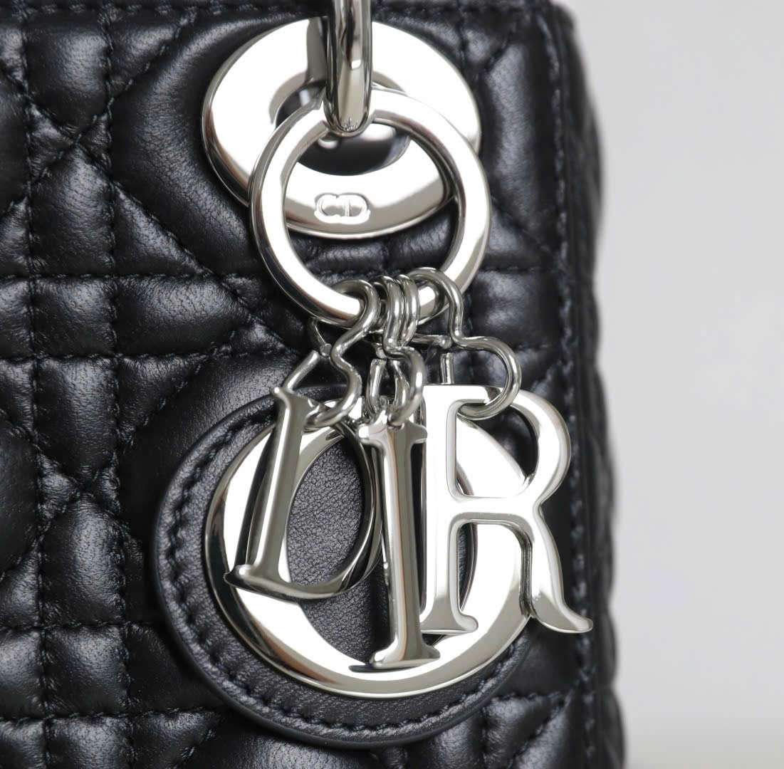 Túi Xách Dior Lady Mini Luxury Da Cừu Đen Phom Chuan Tuyệt Đẹp Túi Xách Dior Lady Mini Luxury Da Cừu Đen Phom Chuan Tuyệt Đẹp